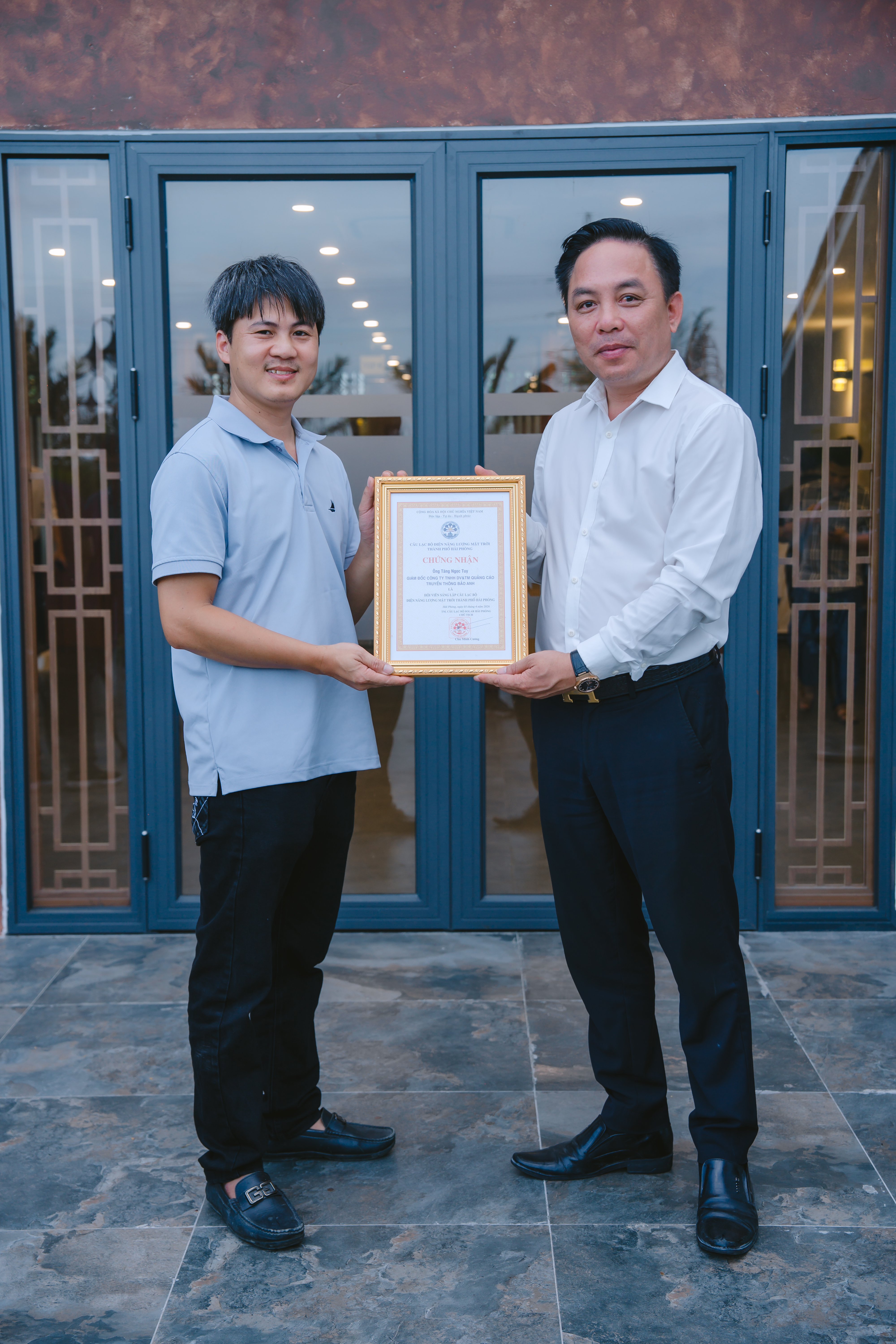 Ông Tăng Ngọc Tụy nhận chứng nhận Hội viên sáng lập Câu lạc bộ Điện năng lượng mặt trời Hải Phòng