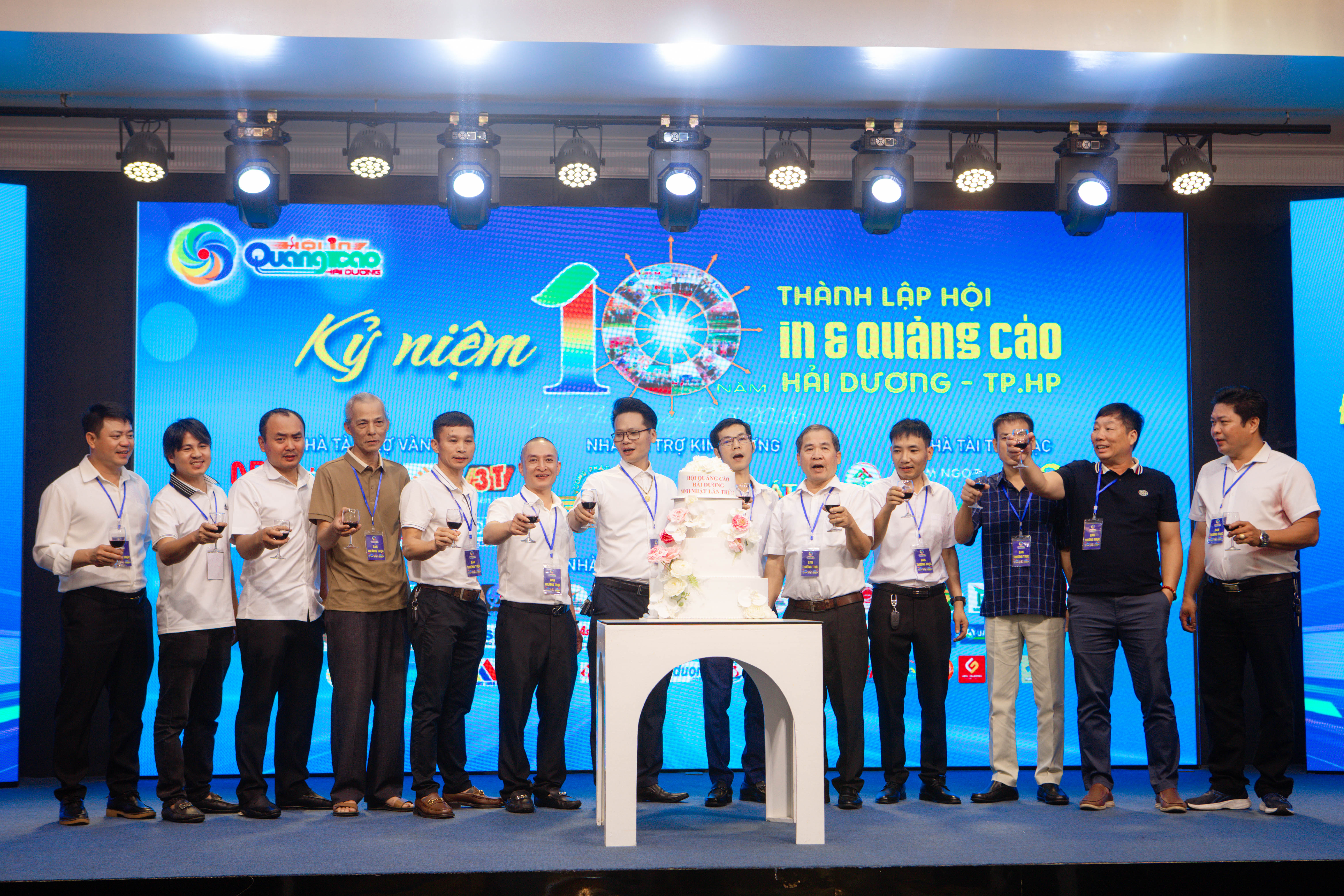 Hệ thống đèn moving head và màn LED trên sân khấu sự kiện