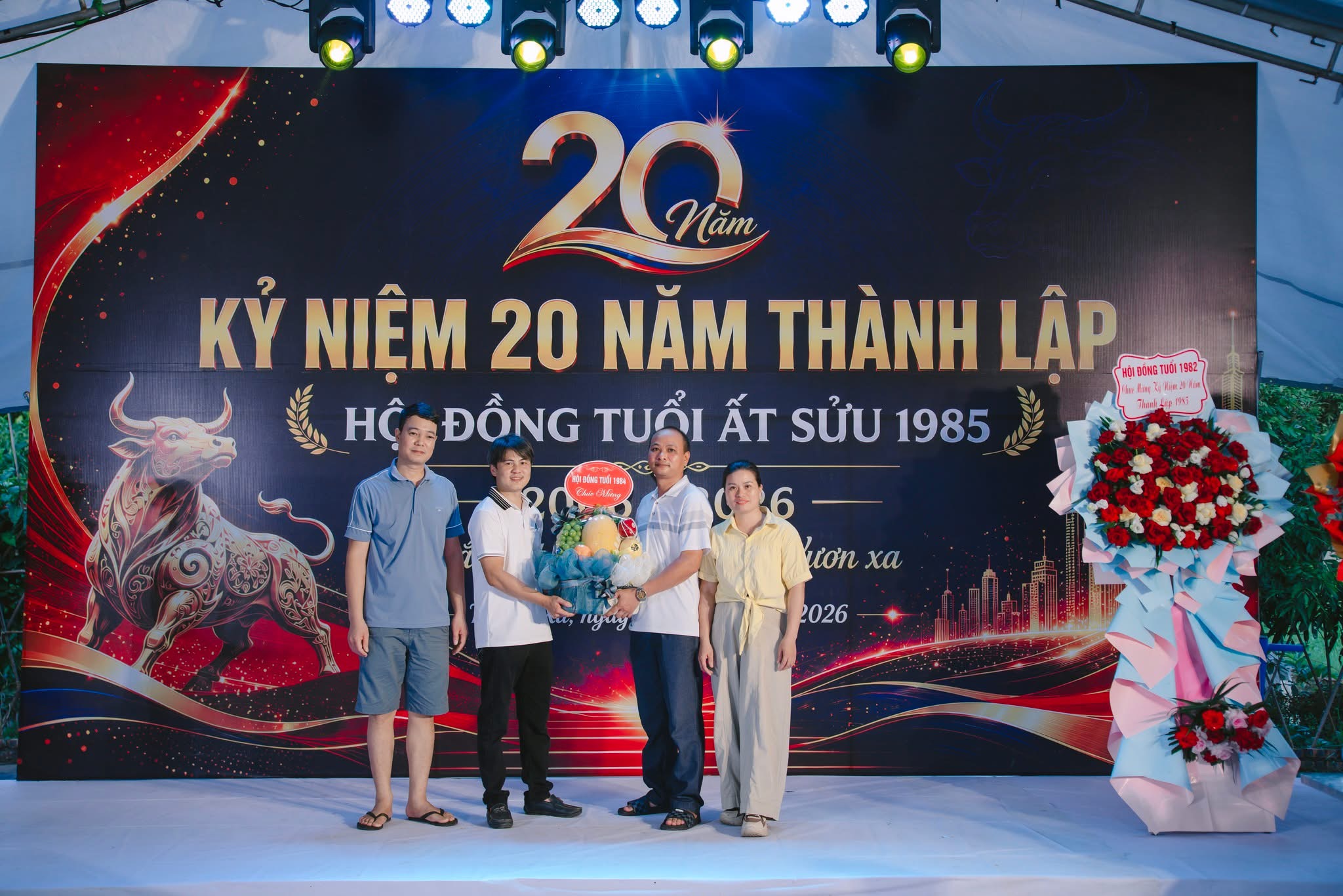 Sân khấu lễ kỷ niệm 20 năm thành lập sau khi thi công